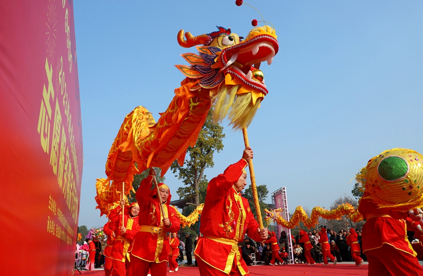 12月30日，河南省南阳中国月季园里，演员在表演舞龙。高嵩摄