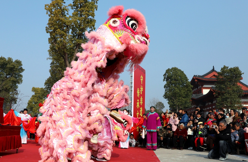 12月30日，河南省南阳中国月季园里，演员在表演舞狮。高嵩摄