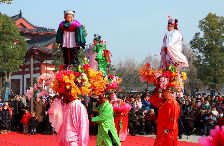 12月30日，河南省南阳中国月季园里，演员在表演背妆古饰。高嵩摄