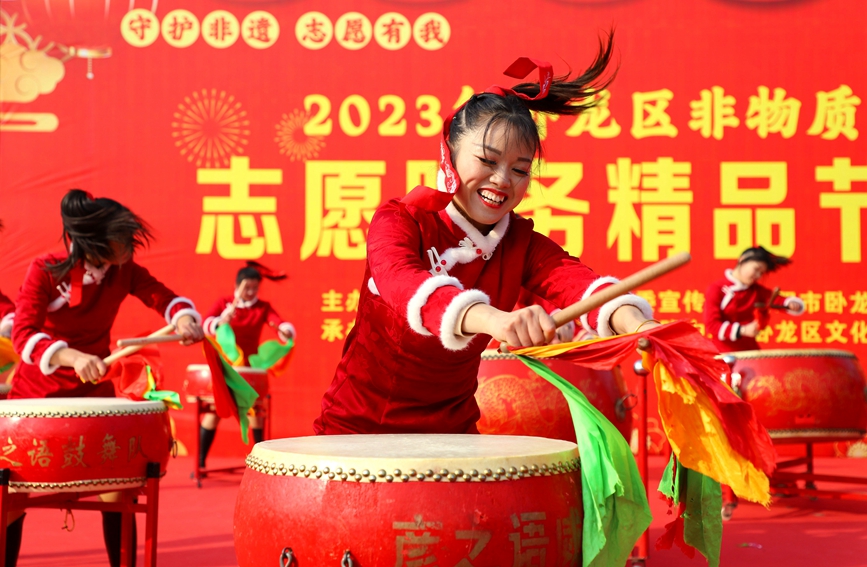 12月30日，河南省南阳中国月季园里，演员在表演锣鼓庆丰收。高嵩摄