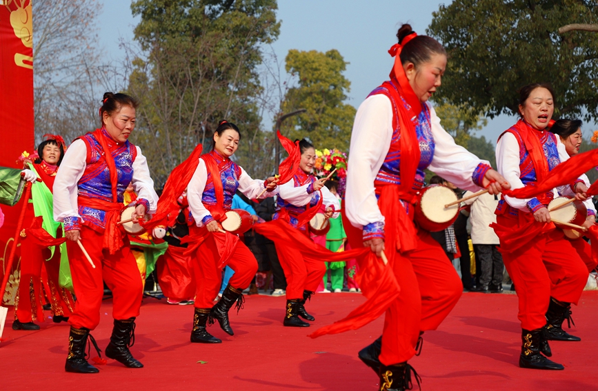 12月30日，河南省南阳中国月季园里，演员在表演腰鼓。高嵩摄