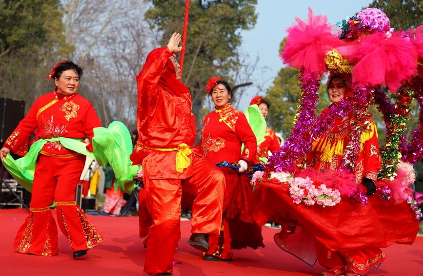 12月30日，河南省南阳中国月季园里，演员在表演旱船迎春。高嵩摄