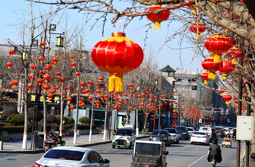 社旗縣的大街小巷滿目盡是喜慶的“中國紅”，“年味兒”十足。申鴻皓攝