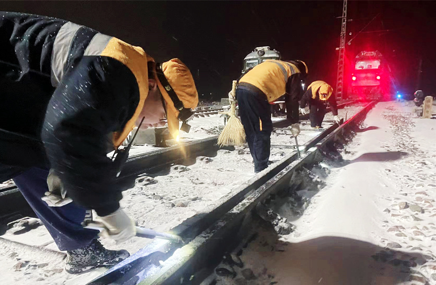 2月1日，新鄉電務段焦作車間包保干部帶領職工對管內設備進行除雪、檢修作業。高國橋攝