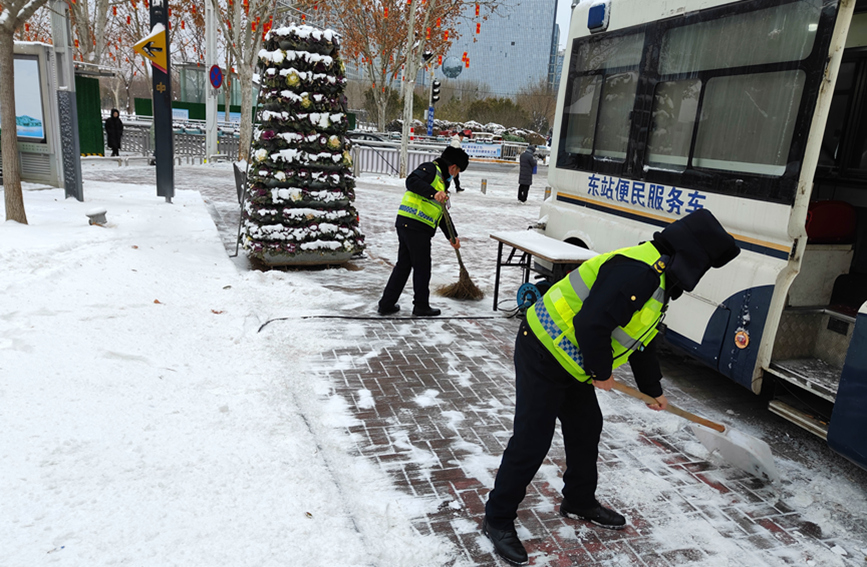 鄭州市交通綜合執法支隊鄭東大隊隊員在清掃路面。胡連軍攝