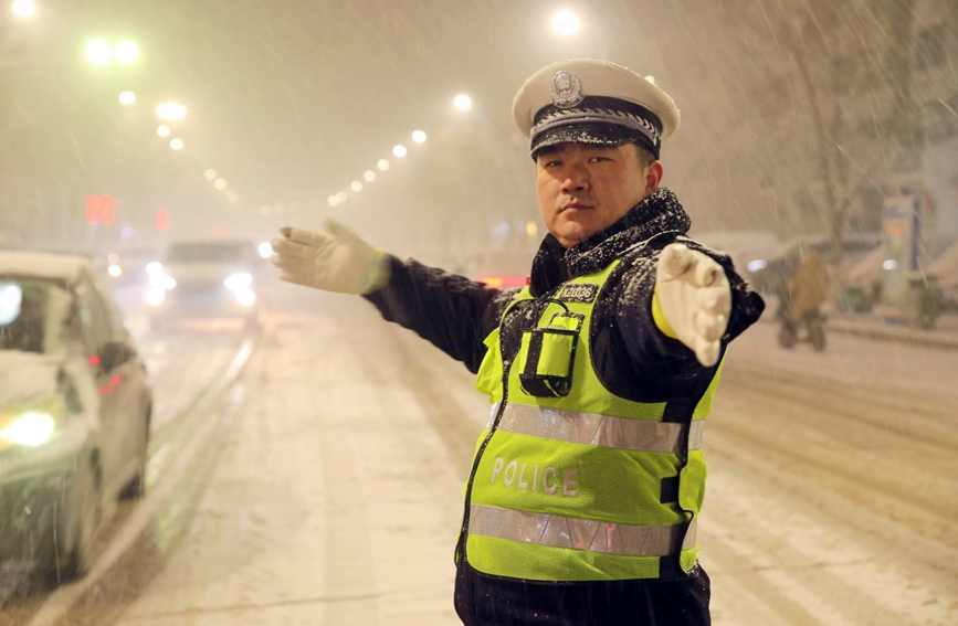 河南尉氏縣交警在風雪中執勤。李新義攝