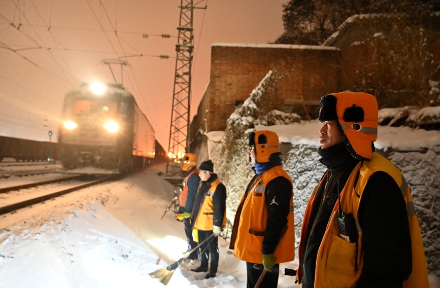 工作人员在太焦线月山站清扫道岔积雪。王占军 摄