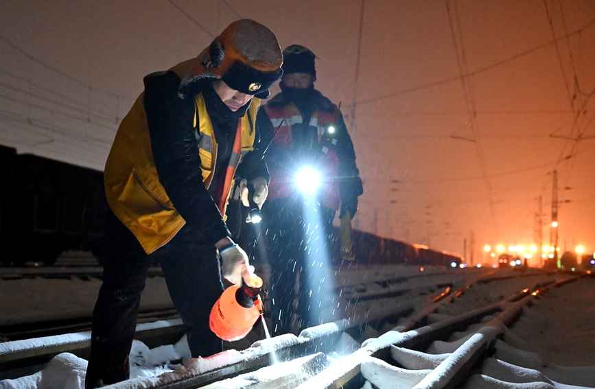 工作人员在太焦线月山站清扫道岔积雪。王占军 摄