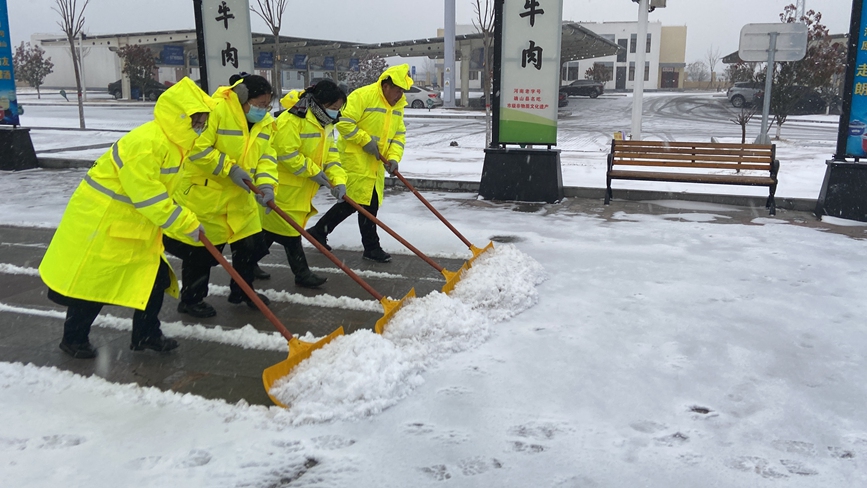 确山服务区组织全体员工清理广场积雪，做好除雪保通工作。薛妍妍摄