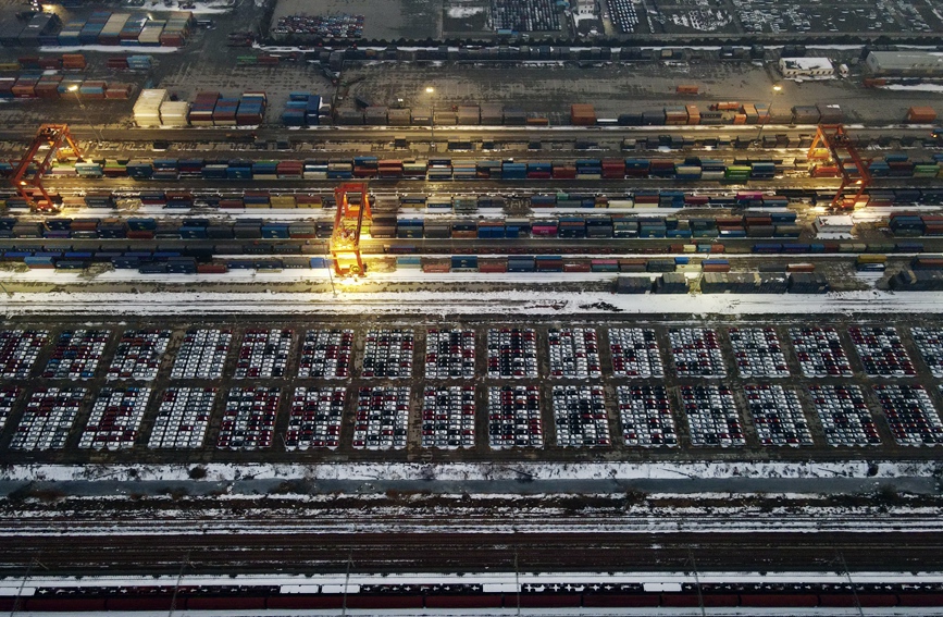 中国铁路郑州局集团有限公司圃田车站，集卡车正在进行卸车作业。 