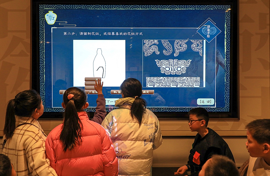 游客在中国文字博物馆里感受不一样的春节。高倩摄
