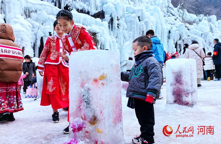 小朋友被景区的“冰封花朵”景观吸引。人民网记者 王佩摄