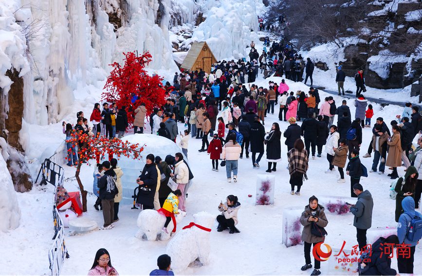 游客在冰雪世界暢游。人民網記者 王佩攝