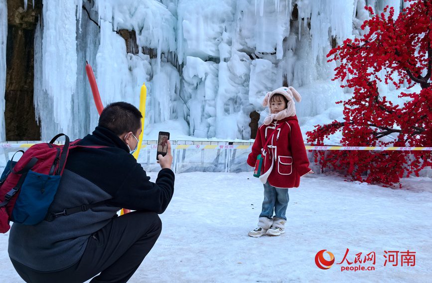 游客在冰雪世界打卡拍照。人民网记者 王佩摄