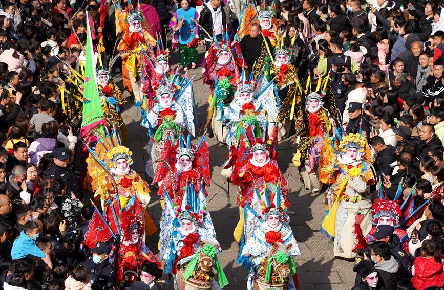 骑竹马表演。浚县文化广电和旅游局供图