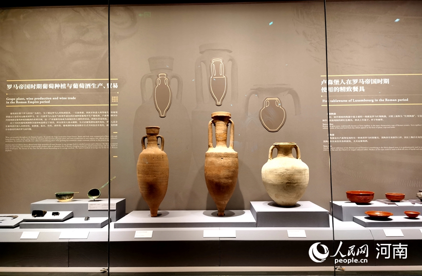 罗马时代的双耳酒瓶。人民网记者 肖懿木摄