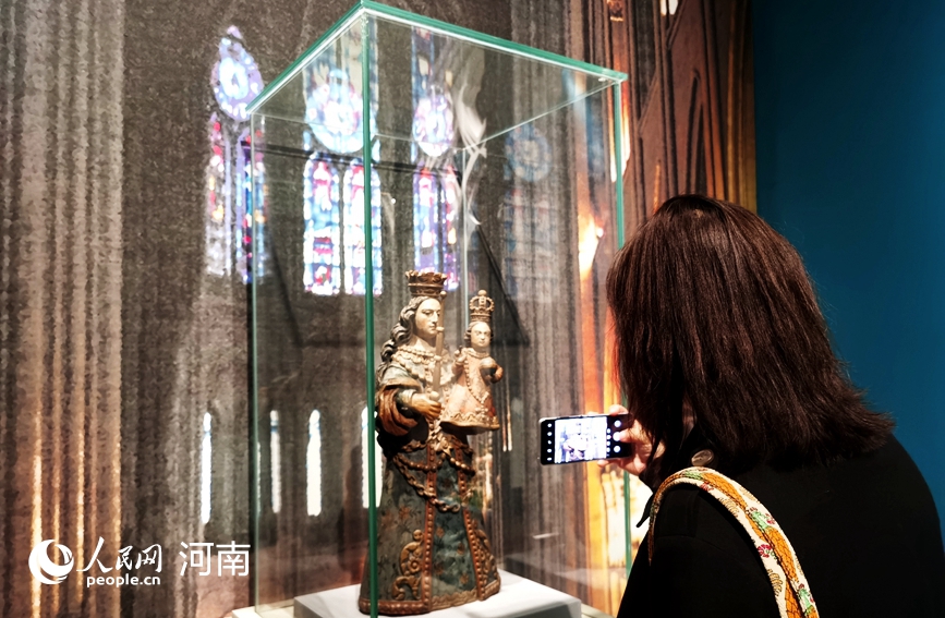 圣母玛利亚雕像。人民网记者 肖懿木摄