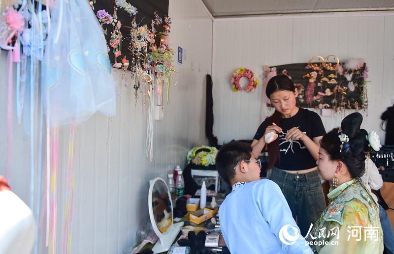 河南省洛阳市中国国花园汉服体验馆内，游客在体验汉服妆造。人民网记者 尚明桢摄