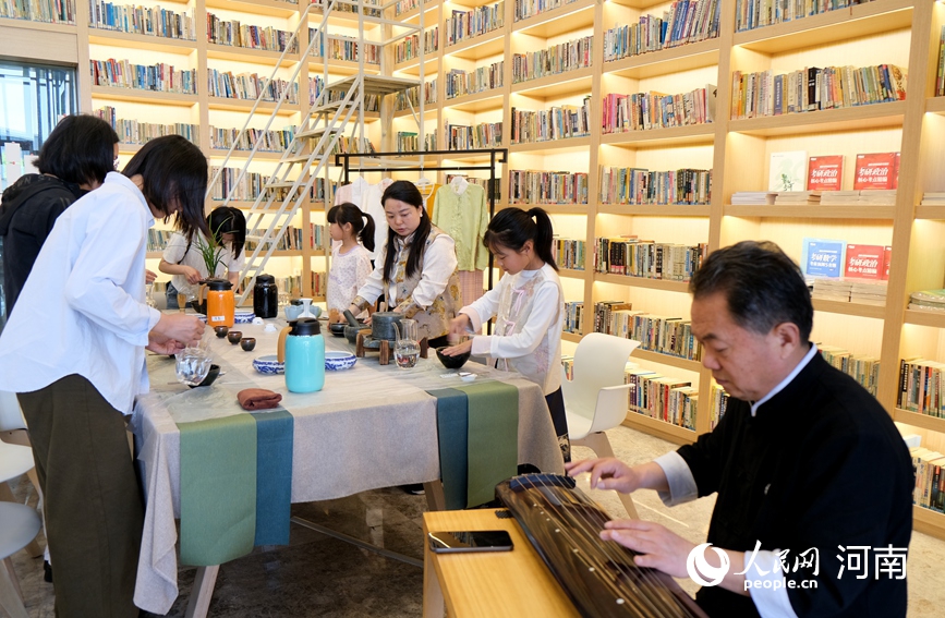 丰富的体验活动吸引了大批读者。人民网记者 肖懿木摄