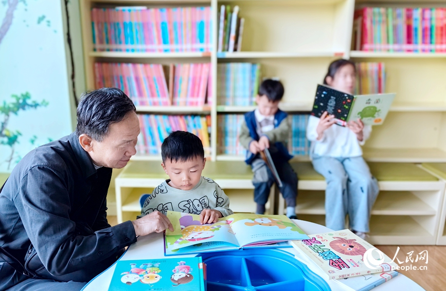 幼儿读书区内的读者。人民网侯琳琳摄