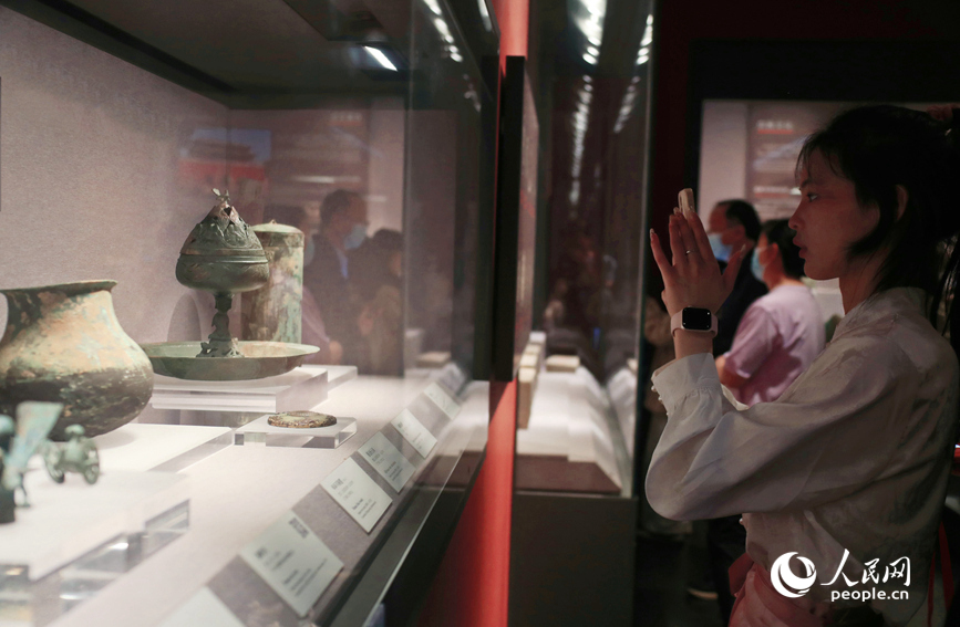 游客在河南博物院參觀。人民網 霍亞平攝