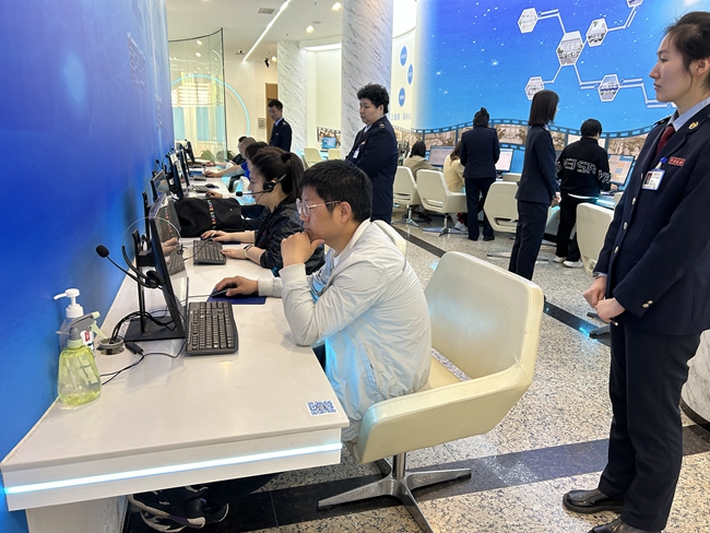 新乡市红旗区税务局智慧办税大厅工作人员指导纳税人办理业务。付欣瑾摄