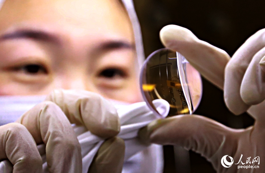 河南百合特种光学研究院的科研人员在目测3d打印配套镜头成品的洁净度（资料图）。赵云摄