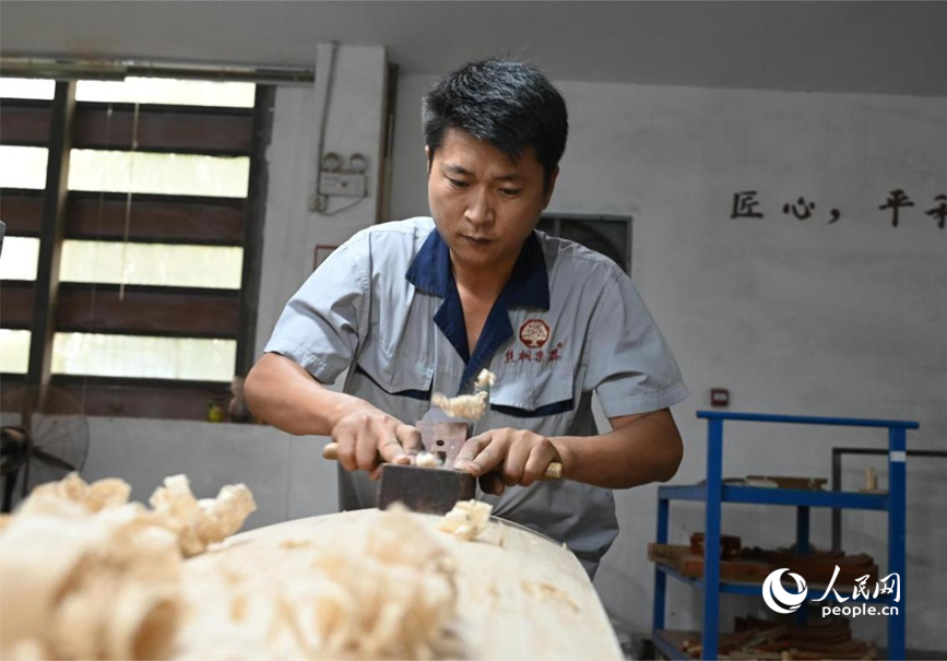 蘭考縣民族樂器產業園區的工人在制作古箏。人民網記者王玉興攝