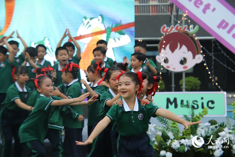 金水區緯五路第一小學教育集團東岳校區“六一草地音樂節”表演。人民網記者 尚明楨攝