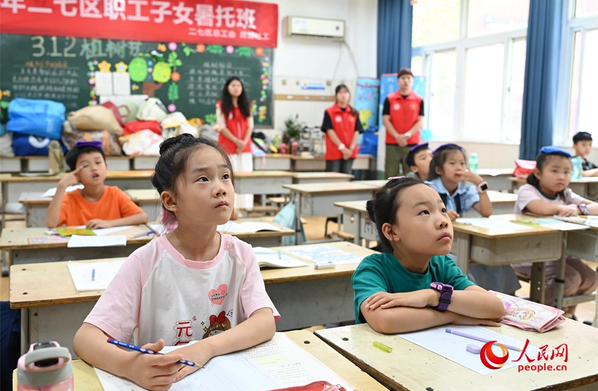 孩子們認真聽講。人民網記者 王玉興攝