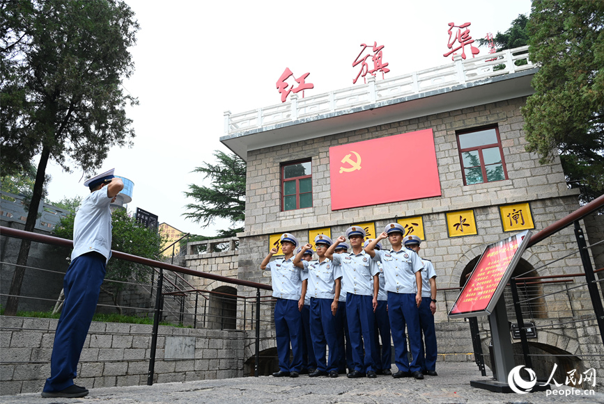 分水闸前重温入党誓词。人民网记者 王玉兴摄