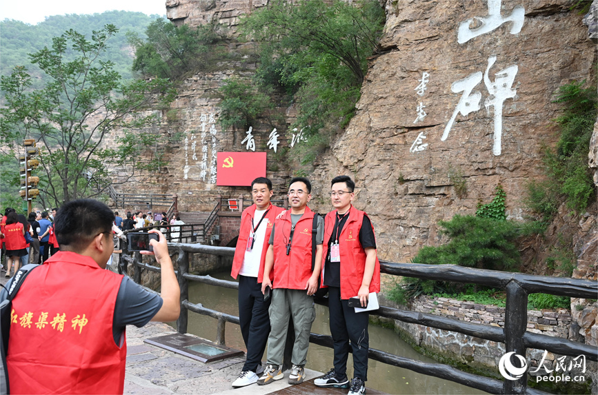 红旗渠边打卡。人民网记者 王玉兴摄