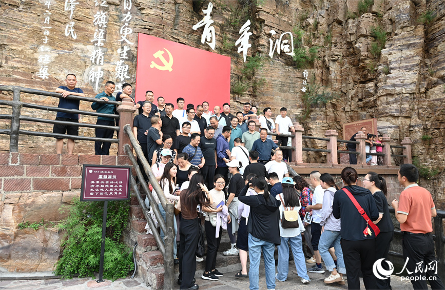 红旗渠青年洞是众多游客的目的地。人民网记者 王玉兴摄