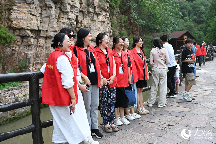 红旗渠畔开心合影。人民网记者 王玉兴摄