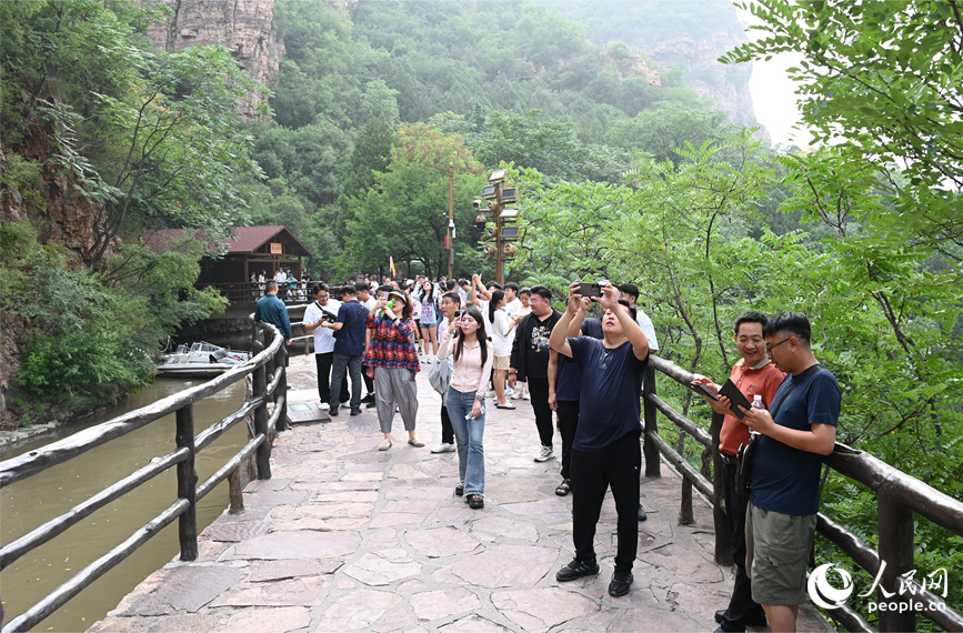 红旗渠畔游客如织。人民网记者 王玉兴摄