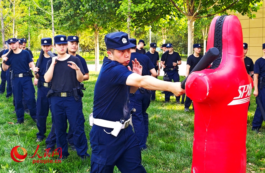 警械训练。人民网记者 王佩摄