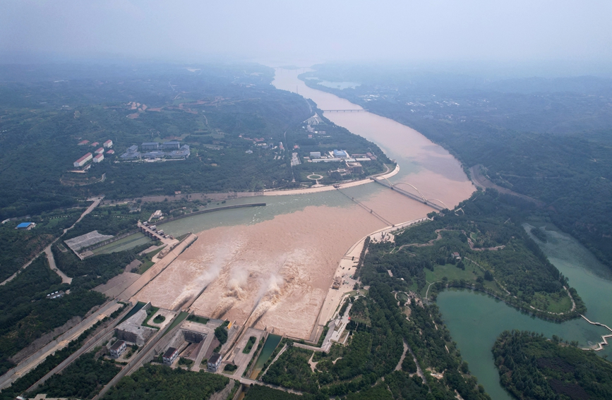 小浪底水利樞紐排沙泄洪。龐宇航攝