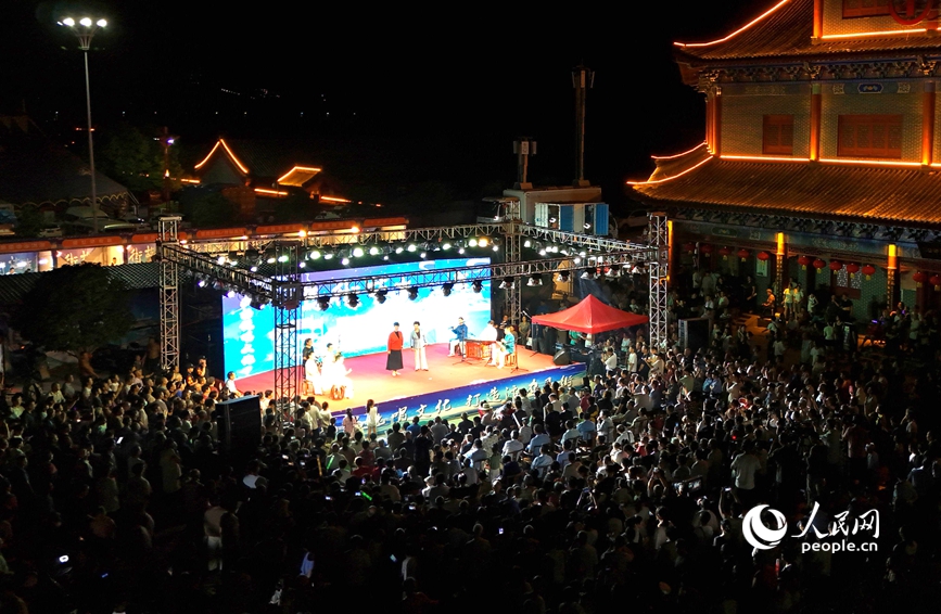 书会现场人头攒动。人民网记者王玉兴摄