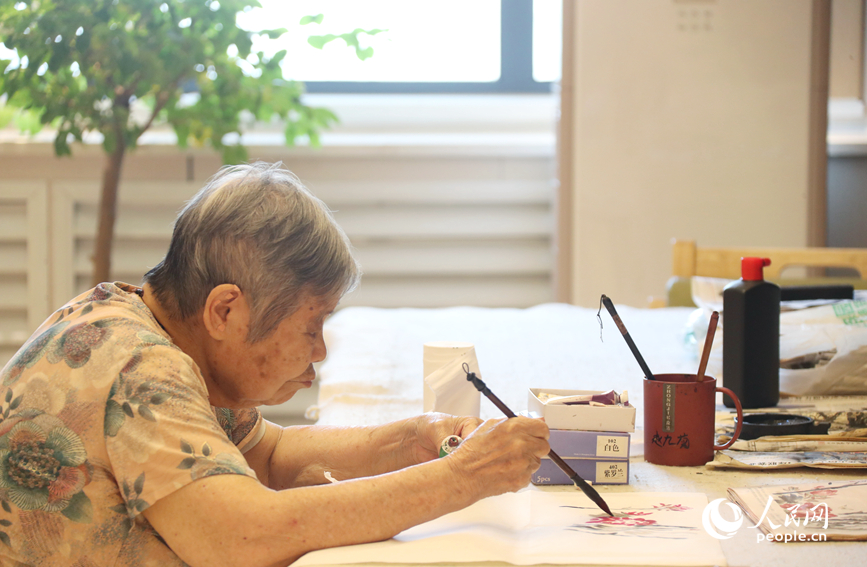 郑州的一家养老服务机构里，老人们乐享晚年生活。人民网 霍亚平摄