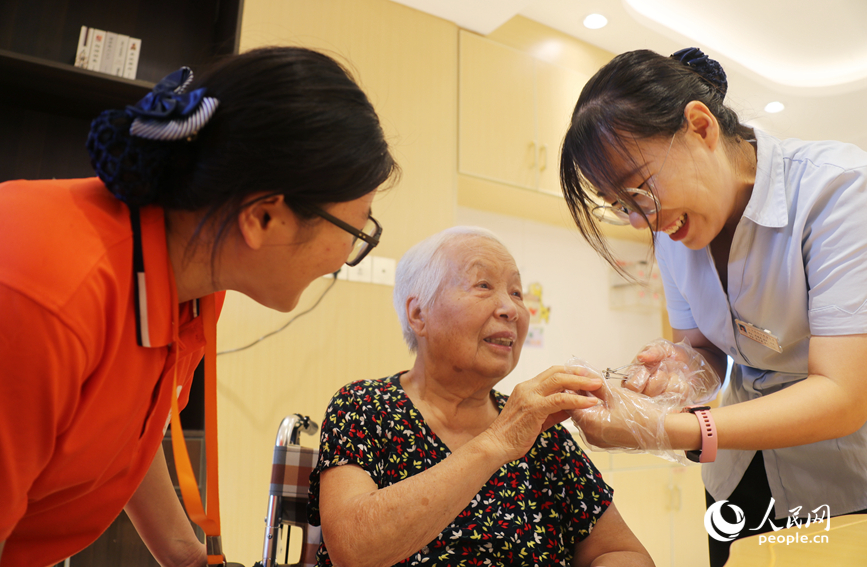 郑州的一家养老服务机构里，老人们乐享晚年生活。人民网 霍亚平摄