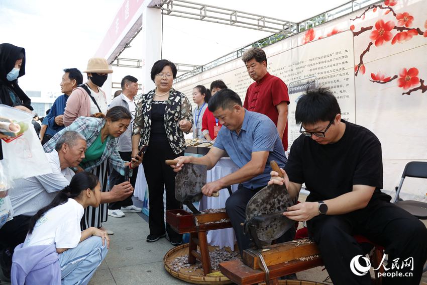 中药切片技艺展示。人民网记者 慎志远摄