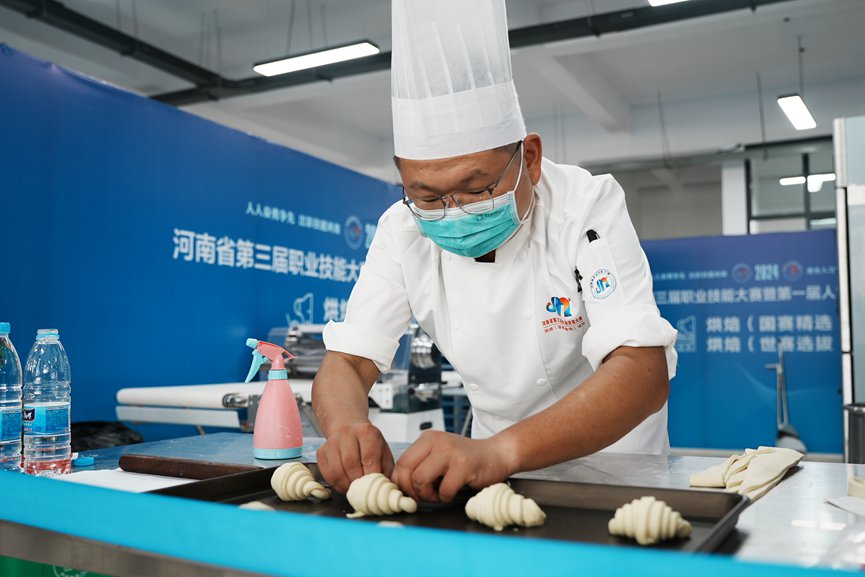 2024年9月27日，选手在河南省开封市举办河南省第三届职业技能大赛的烘焙世赛选拔赛上操作。 李新义 摄
