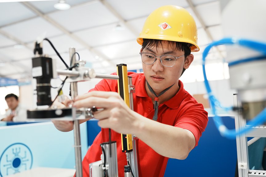2024年9月27日，选手在河南省开封市举办河南省第三届职业技能大赛的机电一体化世赛选拔赛上操作。李新义 摄
