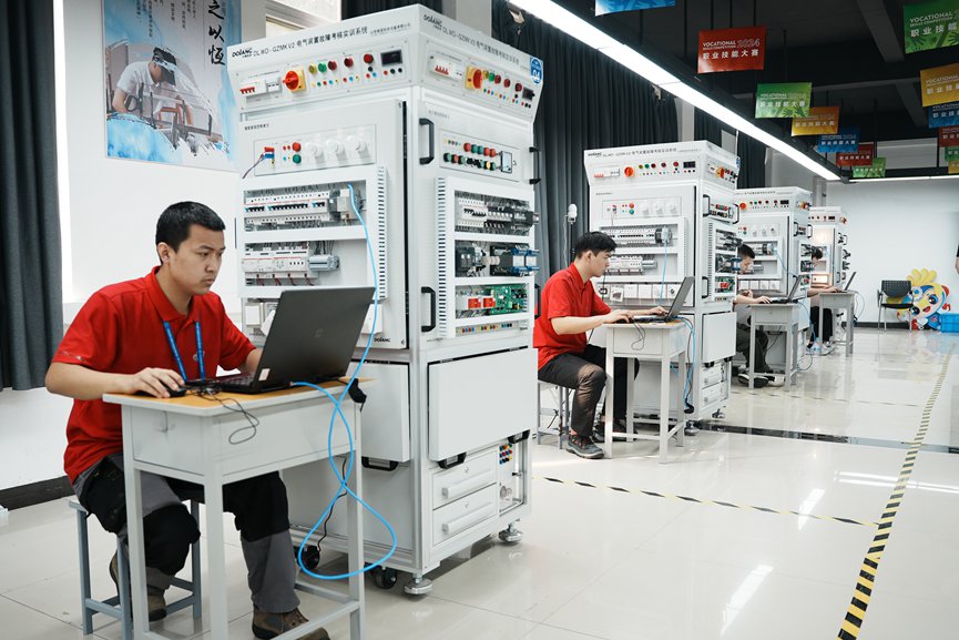 2024年9月27日上午，选手们在河南省开封市举办河南省第三届职业技能大赛的电气装置世赛选拔赛上操作。李新义 摄