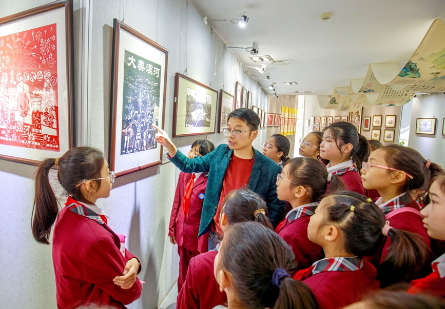 孩子们来到漯河市文化馆，欣赏“剪影绘华章·共筑中国梦”剪纸艺术作品展。杨光摄