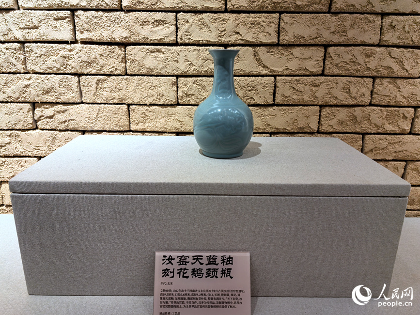 “只有河南·戏剧幻城”里展示的非遗展品。人民网记者 王佩摄