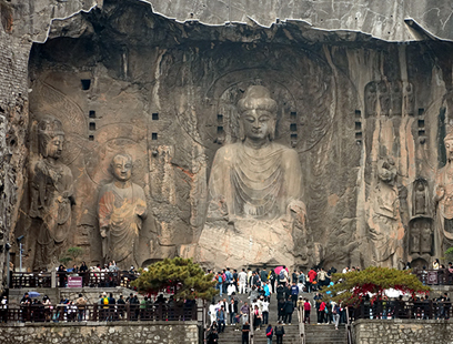 龙门石窟包括西山石窟、东山石窟、香山寺和白园四个景点。香山与龙门山东西对望，伊河从中静静流淌，拾级而上，仰观规模宏伟、气势磅礴的大卢舍那像龛群雕，不禁感叹古人非凡的智慧，穿越千年依旧震撼人心。