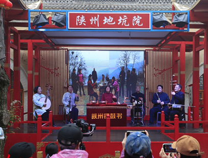 陕州锣鼓书历史悠久，方言土语演唱，乡土气息浓郁，节目开场前，艺人都要先奏一阵开场锣鼓，制造气氛、招揽听众，早期以铰子、锣鼓、筝伴奏，后来逐渐加上弦乐器，主要为四股弦，所以当地群众也称其为“四股弦书”。