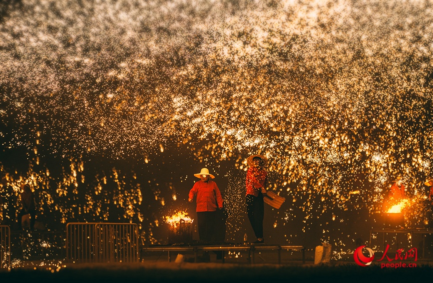 炽热的铁水在夜空中化作万点星光。人民网 宋芳鑫摄