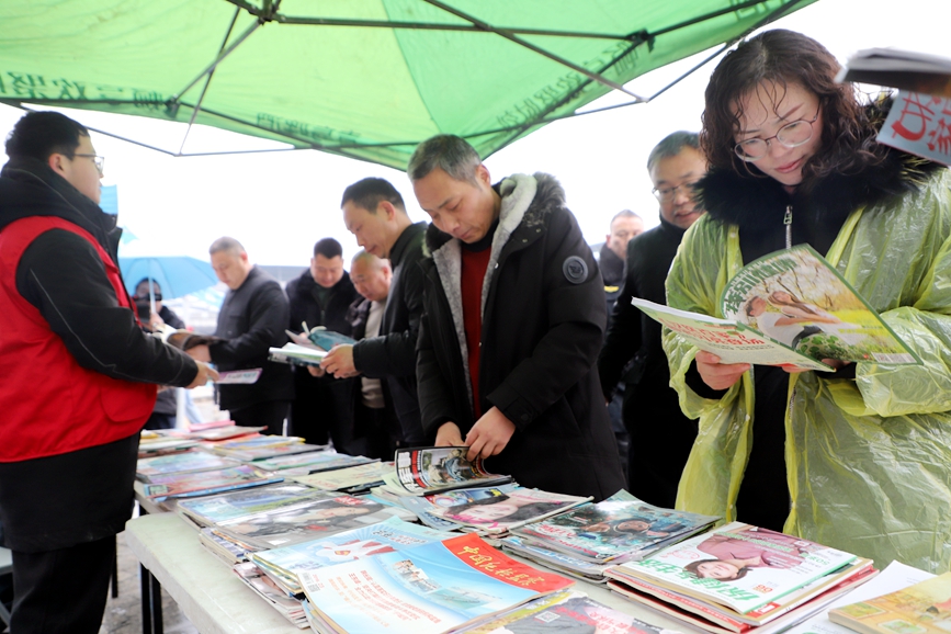 1月23日，在河南省镇平县老庄镇中心广场上，镇平县2025年“科普迎春，情暖万家”活动举行。活动旨在通过科普宣传、文化演出、健康义诊、农技服务于一体的“三下乡赶大集”，进一步提升全民科学素质，丰富群众精神文化生活，营造欢乐、祥和、文明的浓厚节庆氛围。